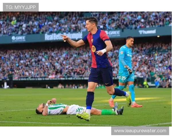 莱万多夫斯基重返首发位置