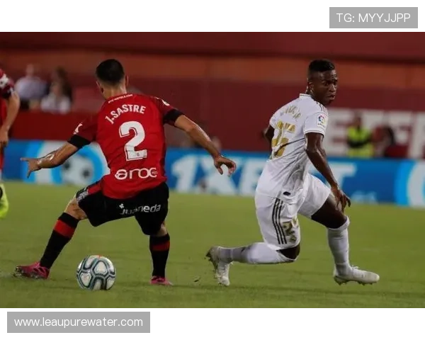 拉菲尼亚与维尼修斯：巴西边锋进攻效率及战术角色对比分析