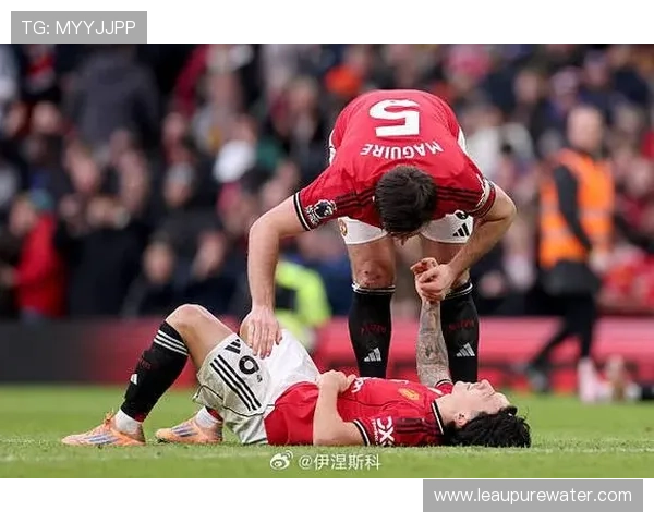 曼联防守体系漏洞频出,球队竞技表现稳定性面临考验。 曼联防守体系漏洞频出,球队竞技表现稳定性面临考验。