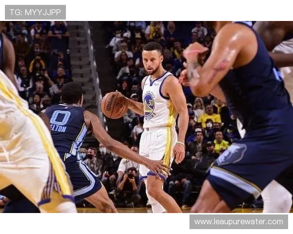 篮球持球突破规则深度解析：了解合法与违例判定标准